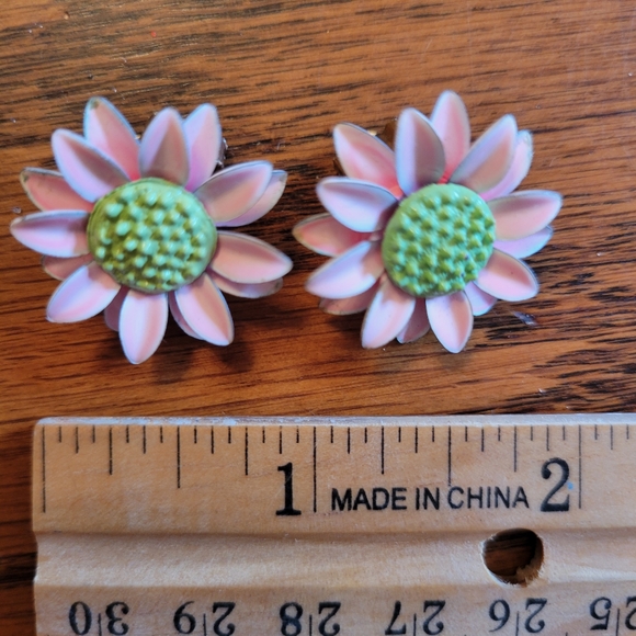 Vintage Pink Daisy Clip-On earrings ~ 1960s Mod ~ Flower Power~ Cute! - Picture 14 of 15